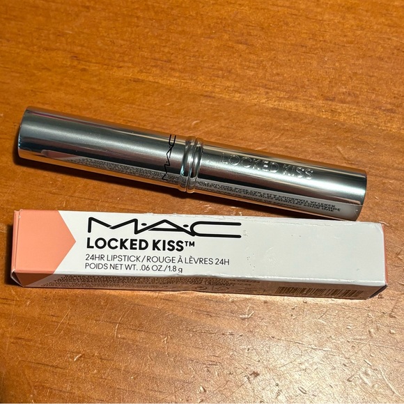 MAC Locked Kiss 24 HR Lipstick - Picture 4 of 16